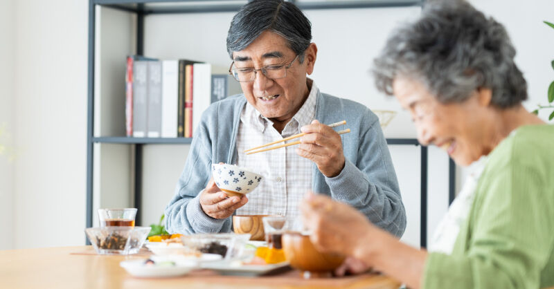 過年回家別只顧聊天！觀察長輩吃飯5細節能救命