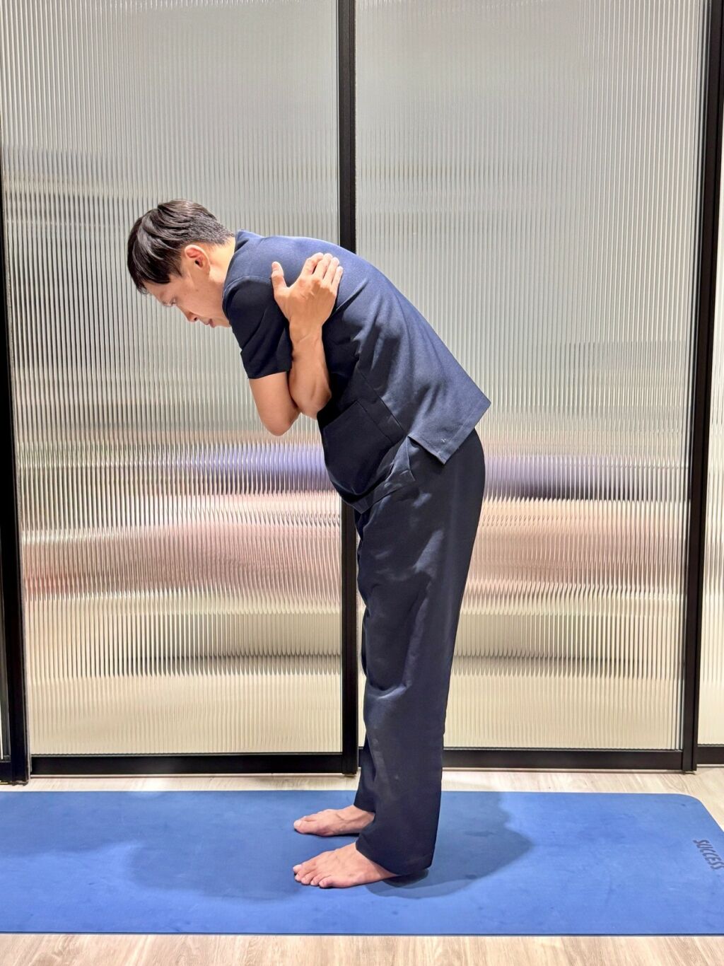 蔡宗恩物理治療師＿雙手環抱