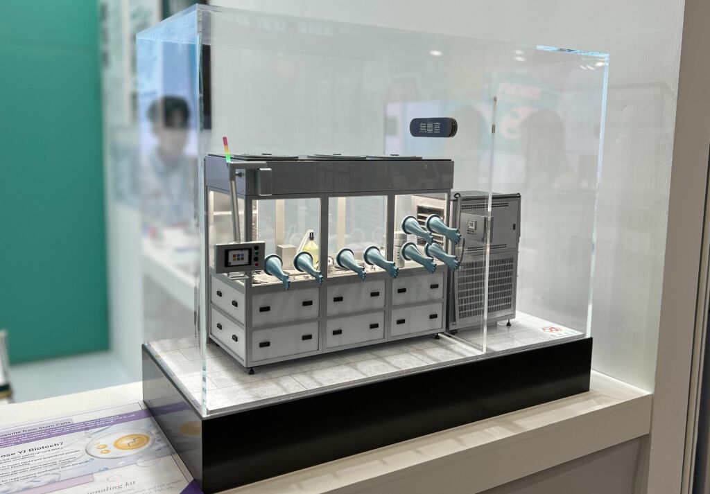 亞家生技研發出製藥級無菌隔離裝置「YJ Isolator」，於醫科展展示縮小版模型，透過軟硬體與AloT技術整合，實現數據監控與可追溯性。（資料來源：亞家生技）