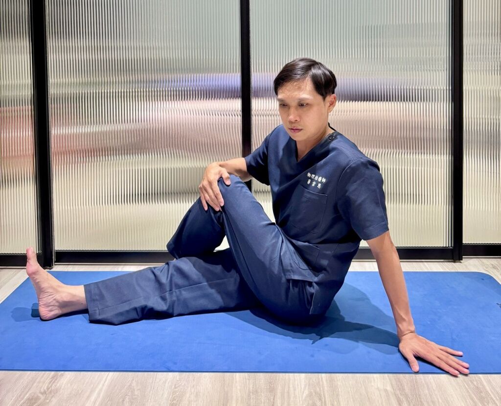 蔡宗恩物理治療師＿坐姿脊椎旋轉