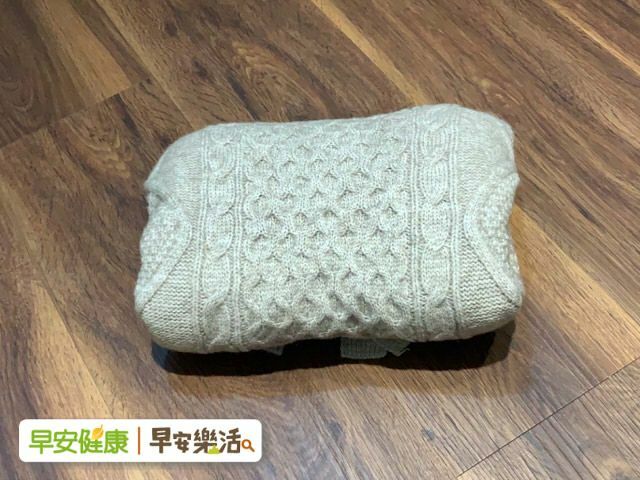 早安健康＿將長袖衣物的兩手交叉。  兩側向中間摺。  直線向下摺1、2摺即可。