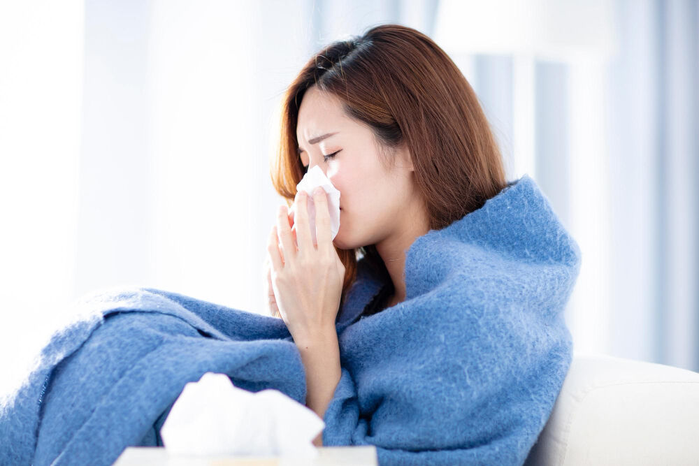 季節交替時感到幾個症狀,像是四肢冰冷、乾咳、過敏反覆、皮膚乾燥發癢、腸胃虛弱,飯後容易脹氣,再加上睡眠品質差,疲憊感加重,因此秋冬是進補最好的時機,不過補得太超過也可能讓身體負擔過重、火氣上升