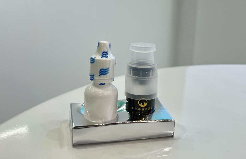 亞家生技於醫科展期間，展示眼周保養凍晶，透過專利瓶蓋秒回溶設計，強調新鮮調配、即溶即用的保養新體驗。（資料來源：亞家生技）