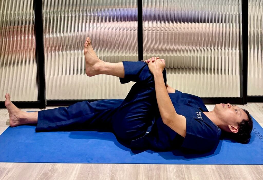 蔡宗恩物理治療師＿單膝抱胸